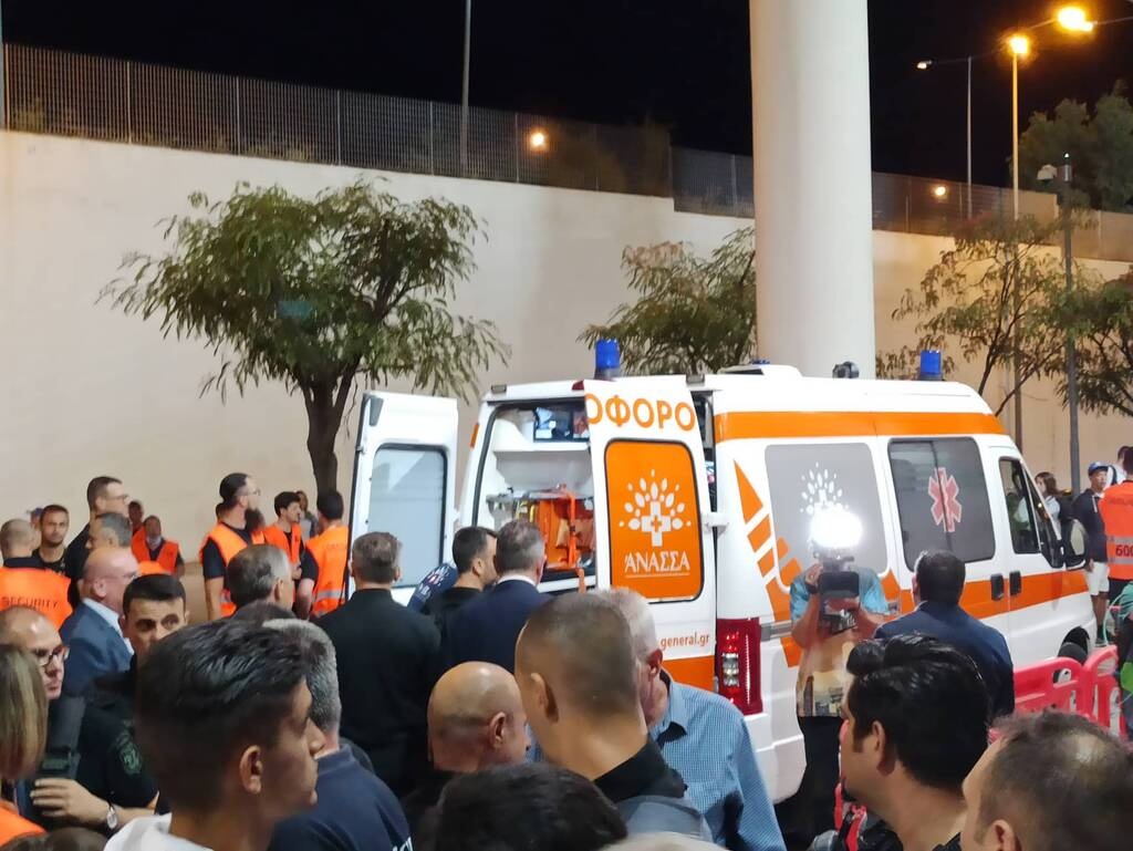 Ελλάδα-Κύπρος: Πάγωσαν στην Εθνική με Λημνιό, έφυγε με ασθενοφόρο - Συγκλονιστικές εικόνες (vid)
