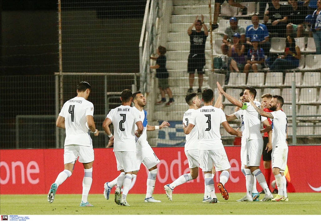 Ελλάδα-Κύπρος: Πάγωσαν στην Εθνική με Λημνιό, έφυγε με ασθενοφόρο - Συγκλονιστικές εικόνες (vid)
