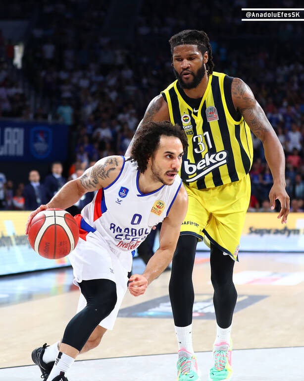Αναντολού Εφές-Φενέρμπαχτσε 103-92: Με Λάρκιν μείωσε σε 2-1