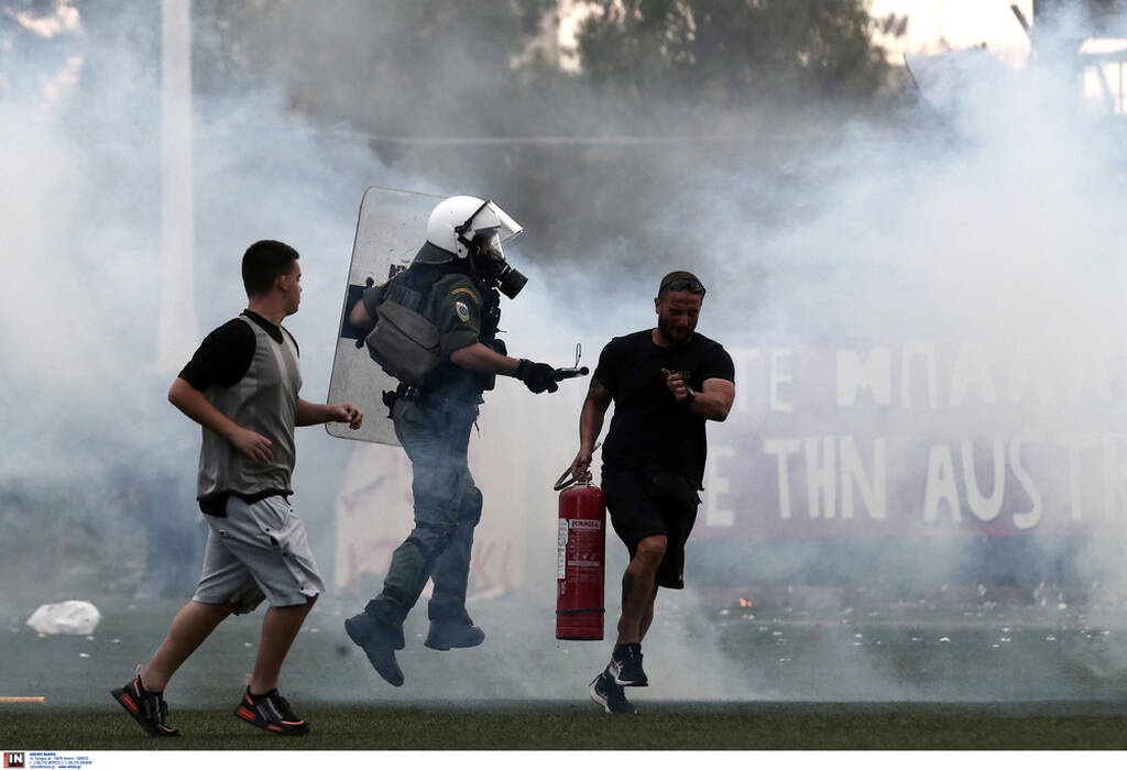 Μπαράζ Γ’ Εθνικής: Σοβαρά επεισόδια στο Ρουφ – Φωτοβολίδες, φωτιά και χημικά (video)