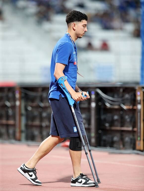 Ελλάδα-Κόσοβο: Στο γήπεδο με πατερίτσες ο Λημνιός (Photos)