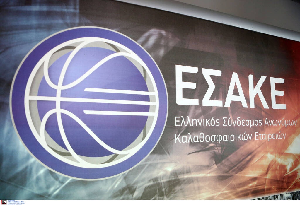 Οπαδοί της ΑΕΚ έξω από τον ΕΣΑΚΕ - Στη συνεδρίαση και ο Μάκης Αγγελόπουλος