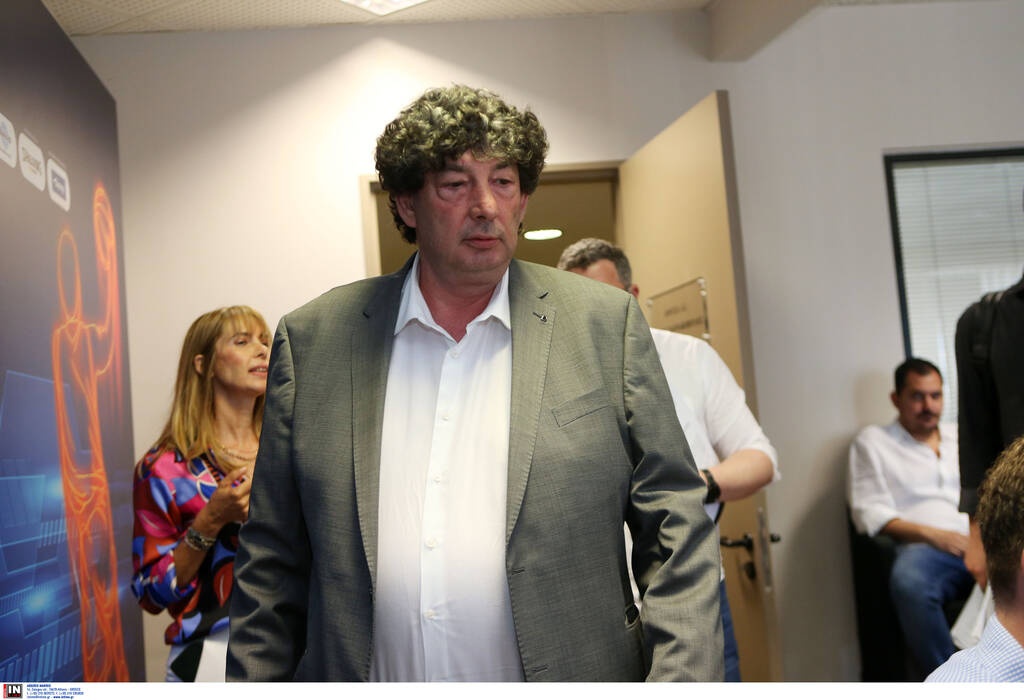 Οπαδοί της ΑΕΚ έξω από τον ΕΣΑΚΕ - Στη συνεδρίαση και ο Μάκης Αγγελόπουλος