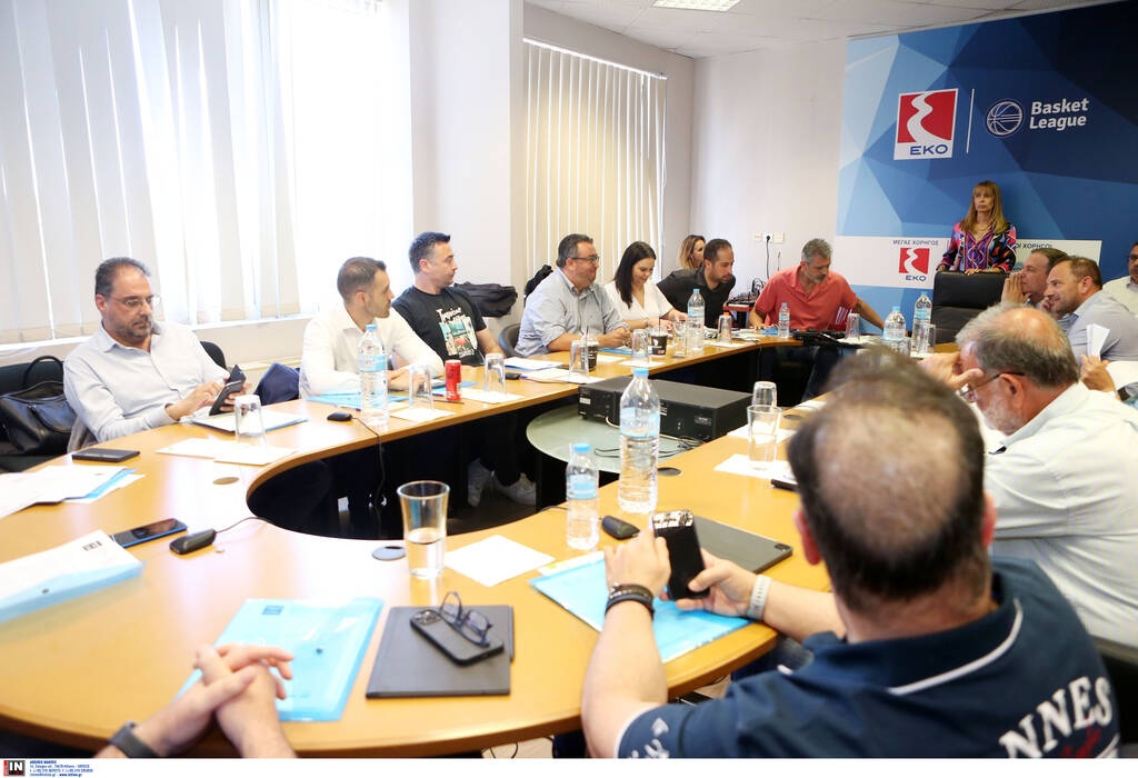 Οπαδοί της ΑΕΚ έξω από τον ΕΣΑΚΕ - Στη συνεδρίαση και ο Μάκης Αγγελόπουλος