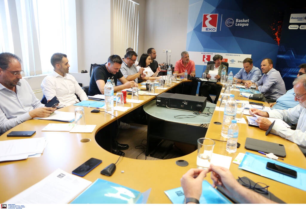 Οπαδοί της ΑΕΚ έξω από τον ΕΣΑΚΕ - Στη συνεδρίαση και ο Μάκης Αγγελόπουλος