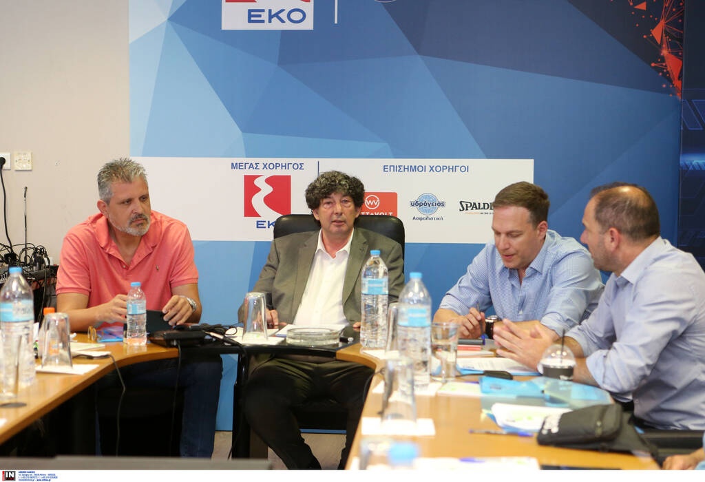 Οπαδοί της ΑΕΚ έξω από τον ΕΣΑΚΕ - Στη συνεδρίαση και ο Μάκης Αγγελόπουλος