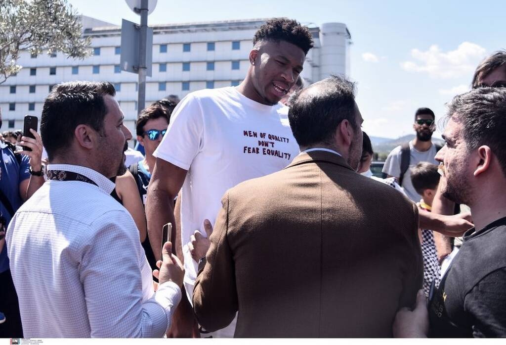 Χιλιάδες κόσμος στο «Ελ. Βενιζέλος» για τους Αντετοκούνμπο! Αποθεώθηκε ο «MVP» Γιάννης (photos)