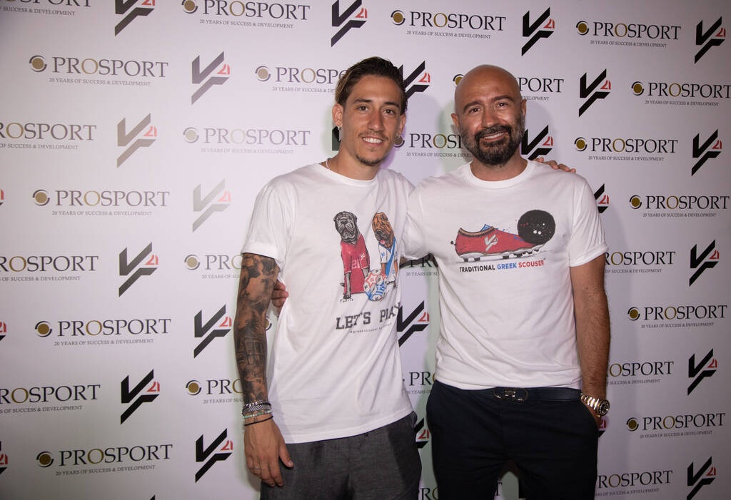 Ο Κώστας Τσιμίκας με τον Founder & CEO της PROSPORT, Πασχάλη Τουντούρη, φορώντας t-shirt από την επίσημη σειρά merchandise του αθλητή.
