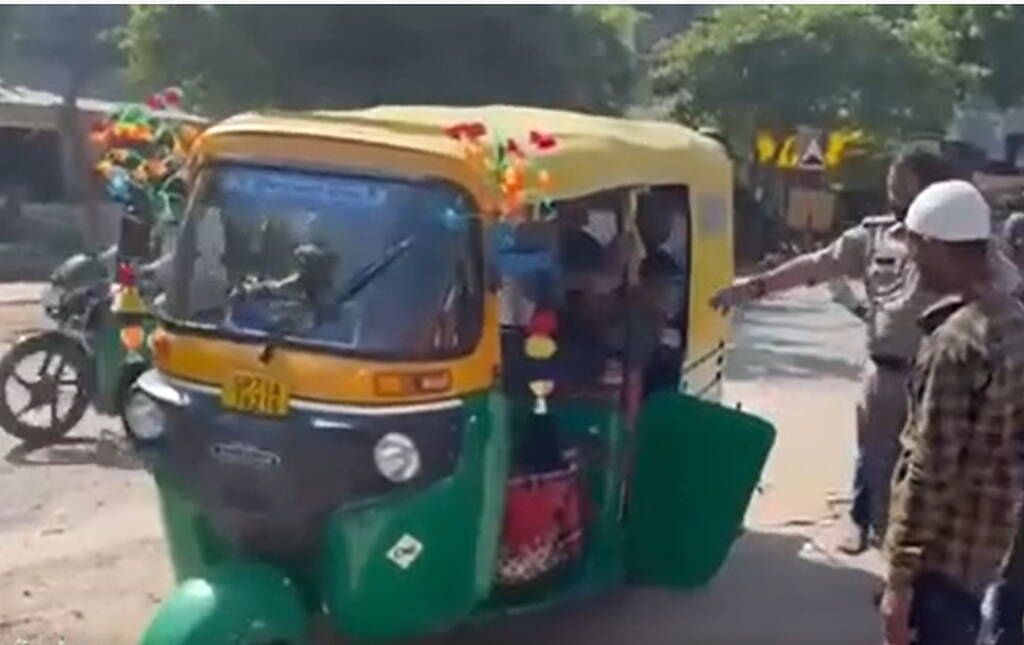 Τρίκυκλο χώρεσε 27 άτομα και έγινε Viral (video)