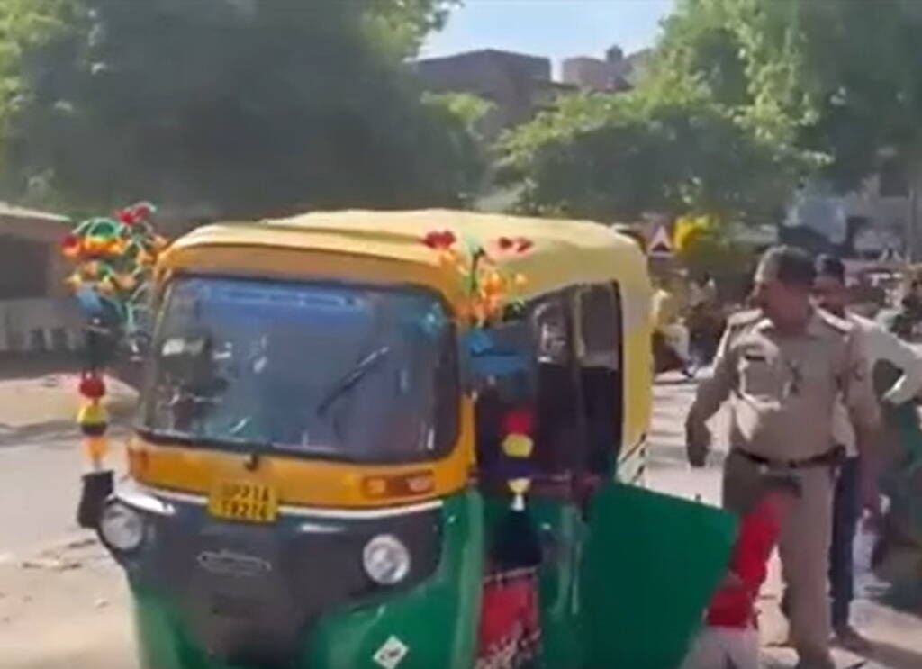 Τρίκυκλο χώρεσε 27 άτομα και έγινε Viral (video)