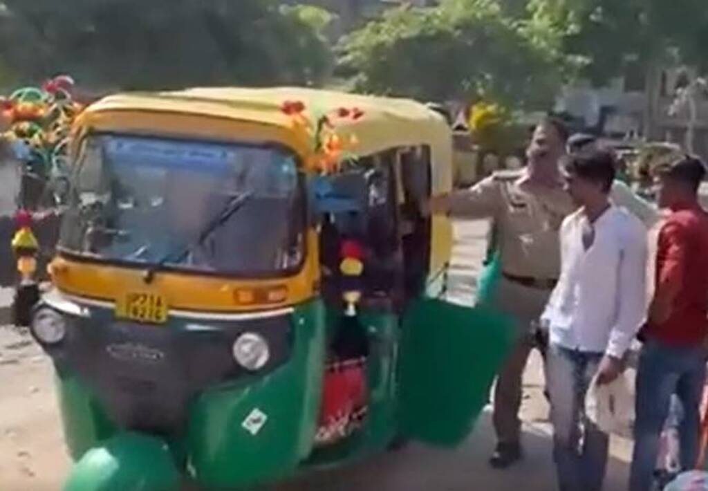 Τρίκυκλο χώρεσε 27 άτομα και έγινε Viral (video)