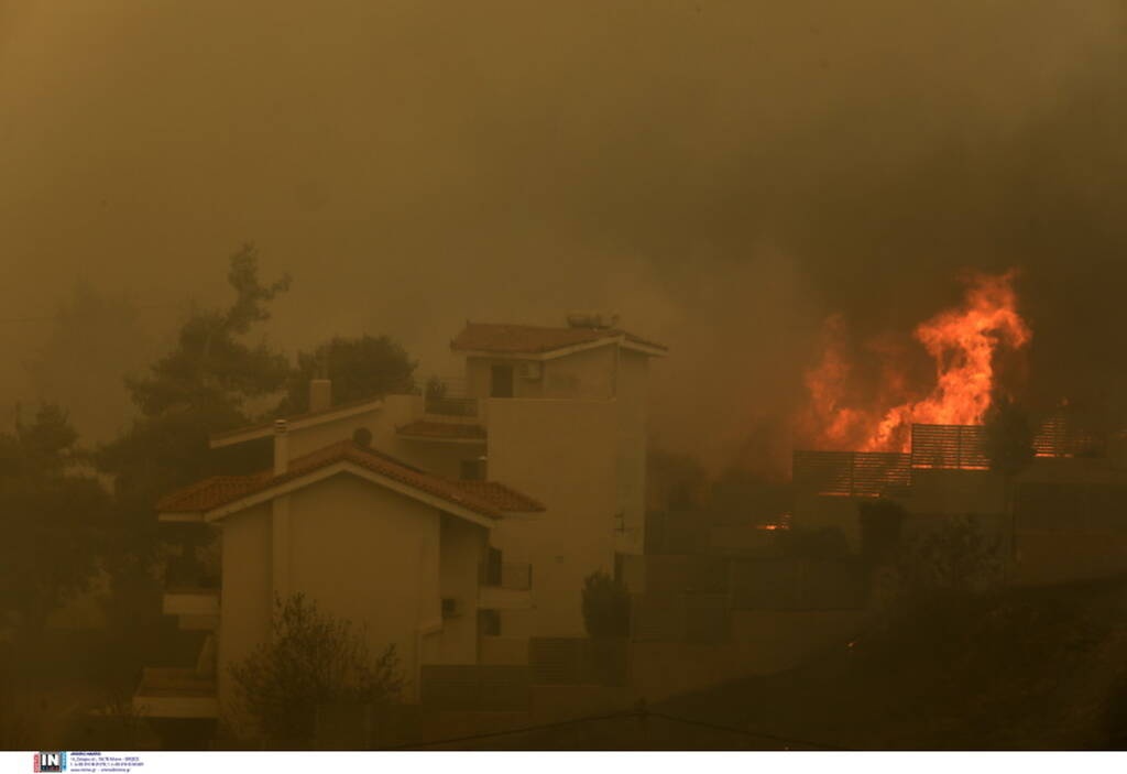 Φωτιά στην Πεντέλη: Η στιγμή που αυτοκίνητο περνά μέσα από τις φλόγες - Κάηκαν σπίτια (videos)