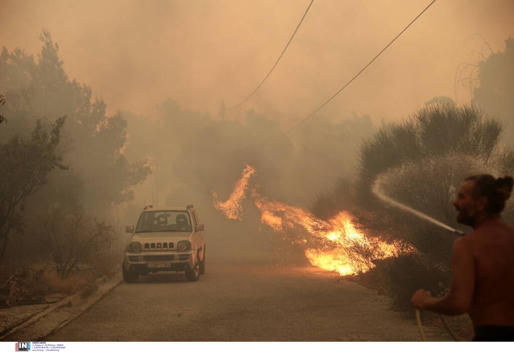 Φωτιά στην Πεντέλη: Η στιγμή που αυτοκίνητο περνά μέσα από τις φλόγες - Κάηκαν σπίτια (videos)