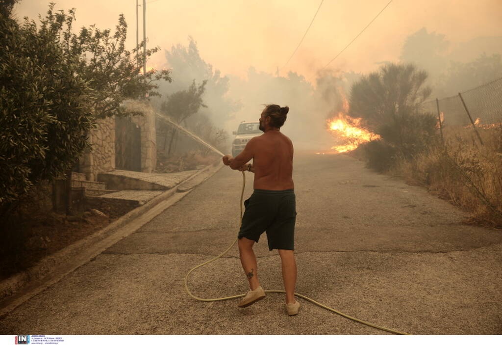 Φωτιά στην Πεντέλη: Η στιγμή που αυτοκίνητο περνά μέσα από τις φλόγες - Κάηκαν σπίτια (videos)