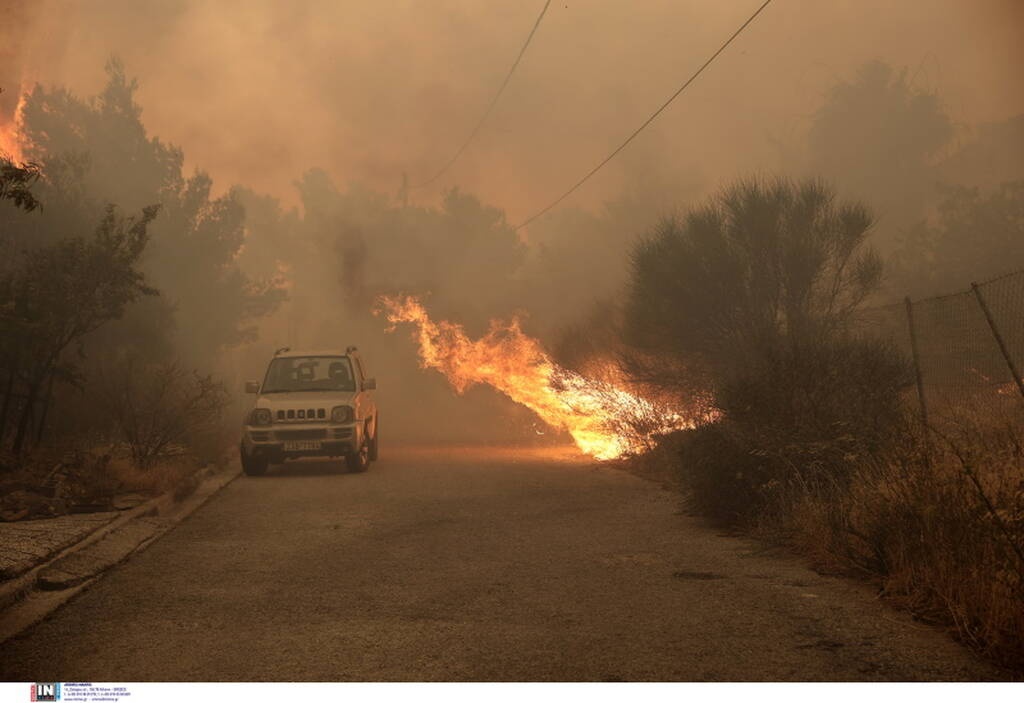 Φωτιά στην Πεντέλη: Η στιγμή που αυτοκίνητο περνά μέσα από τις φλόγες - Κάηκαν σπίτια (videos)