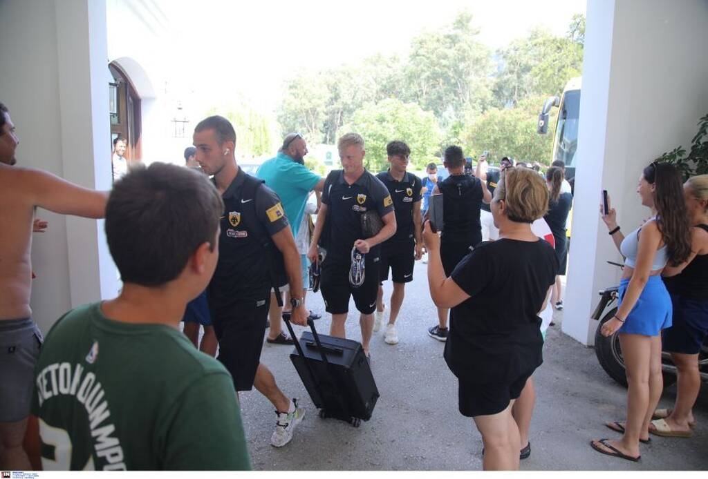 Παράνοια από τον κόσμο της ΑΕΚ με τα διαρκείας - Υποδοχή και στη Λαμία (photos)
