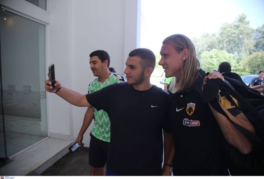 Παράνοια από τον κόσμο της ΑΕΚ με τα διαρκείας - Υποδοχή και στη Λαμία (photos)