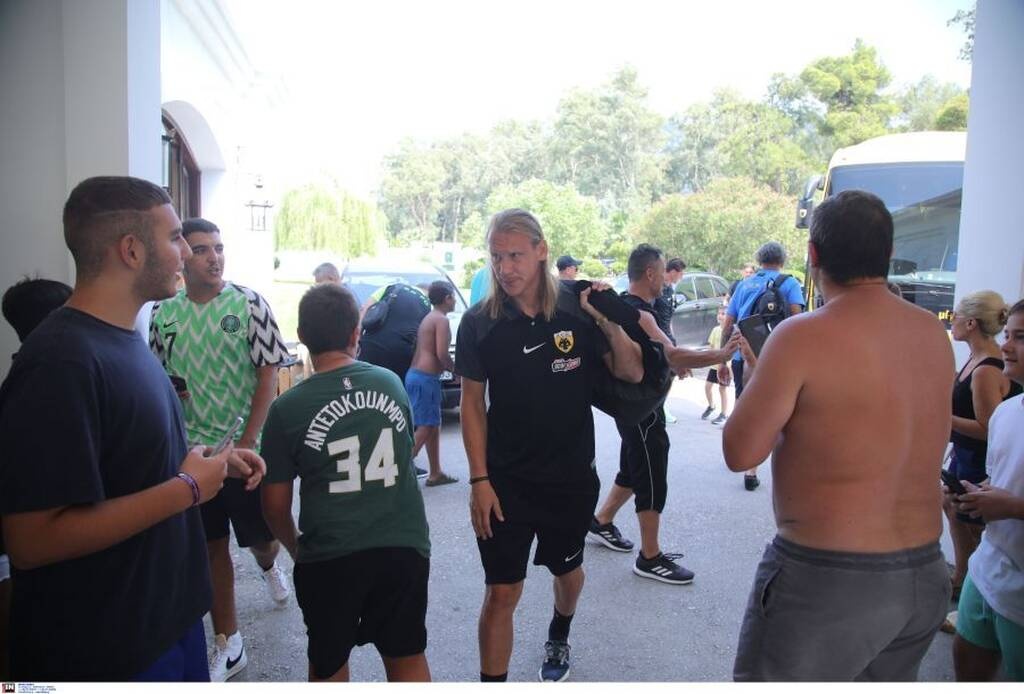 Παράνοια από τον κόσμο της ΑΕΚ με τα διαρκείας - Υποδοχή και στη Λαμία (photos)
