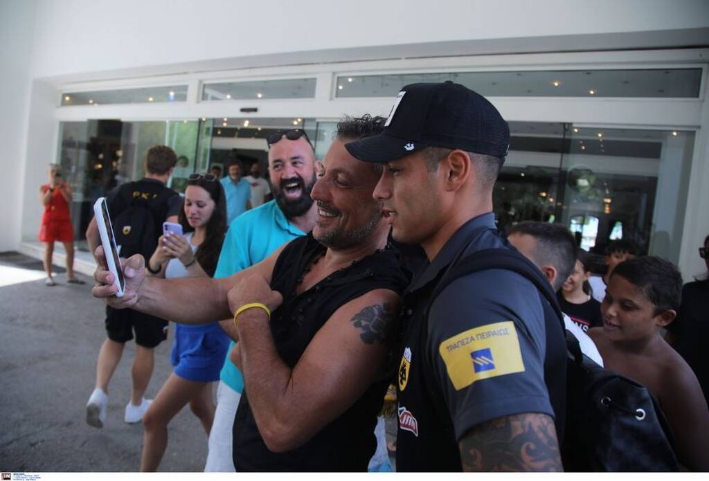Παράνοια από τον κόσμο της ΑΕΚ με τα διαρκείας - Υποδοχή και στη Λαμία (photos)