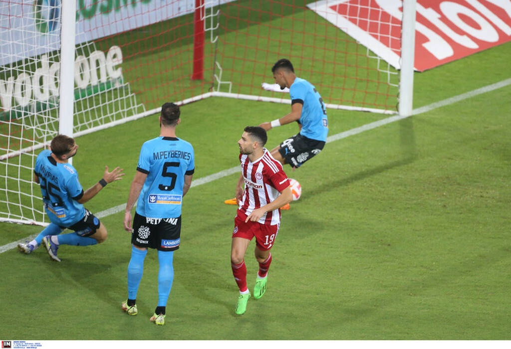 Ολυμπιακός-Απόλλων Λεμεσού: Γκολ από τα αποδυτήρια ο Μασούρας, πήρε φωτιά το «Γ. Καραϊσκάκης» (pics)