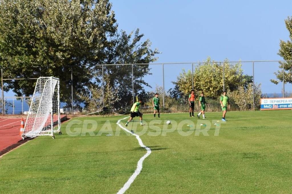 Τελική γραμμή με ζιγκ-ζαγκ σε γήπεδο στην Κρήτη – Έγινε και φιλικό ματς (photos)