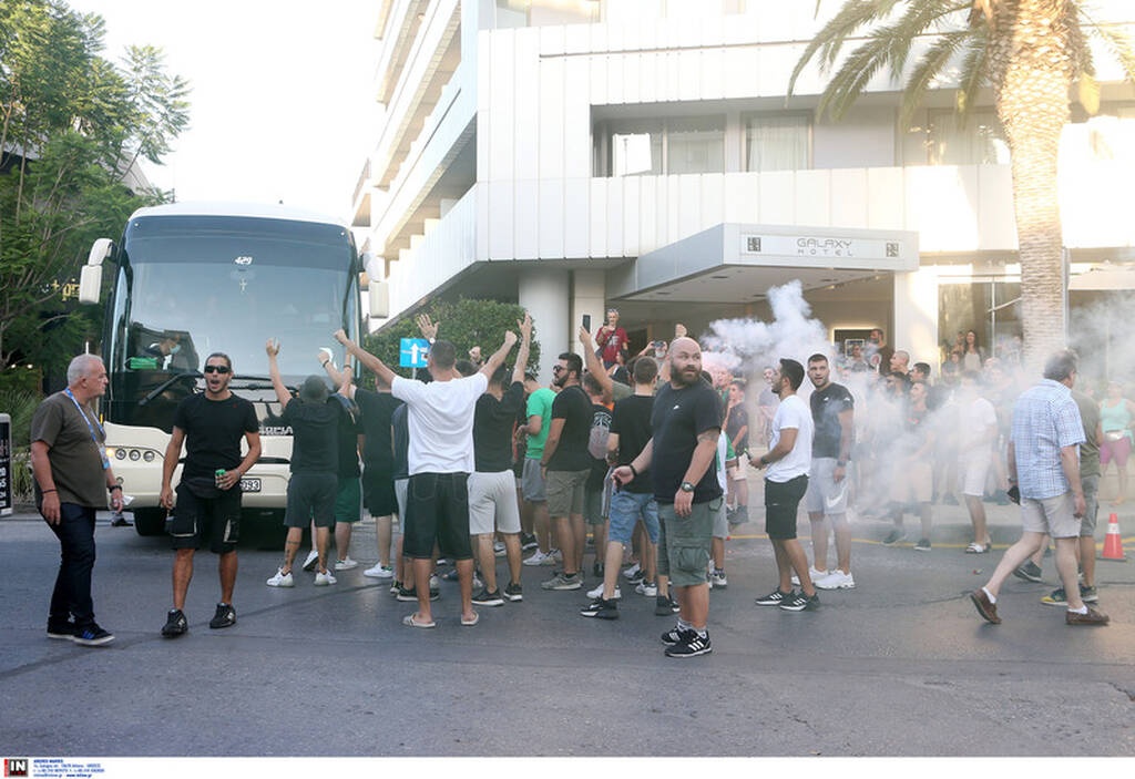 ΟΦΗ-Παναθηναϊκός: Τρέλα από τους οπαδούς του «τριφυλλιού» στο ξενοδοχείο! (videos)