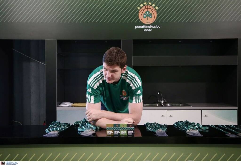 Παναθηναϊκóς ΟΠΑΠ: Ο Γκουντάιτις «μοίρασε» τα εισιτήρια διαρκείας στους «πράσινους» φίλους (photos)
