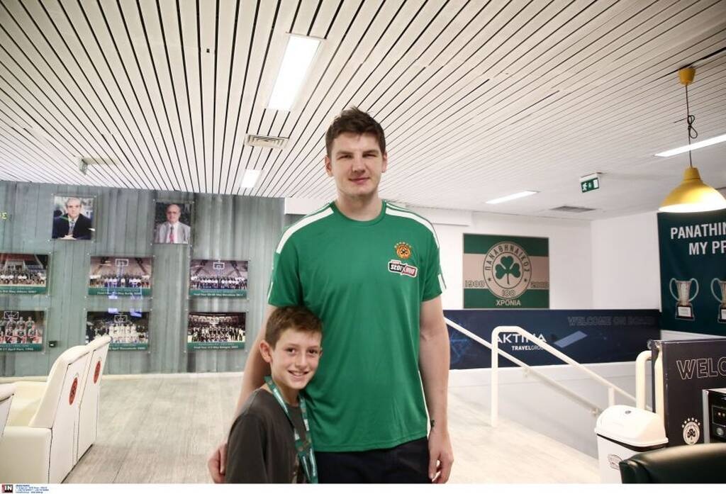 Παναθηναϊκóς ΟΠΑΠ: Ο Γκουντάιτις «μοίρασε» τα εισιτήρια διαρκείας στους «πράσινους» φίλους (photos)