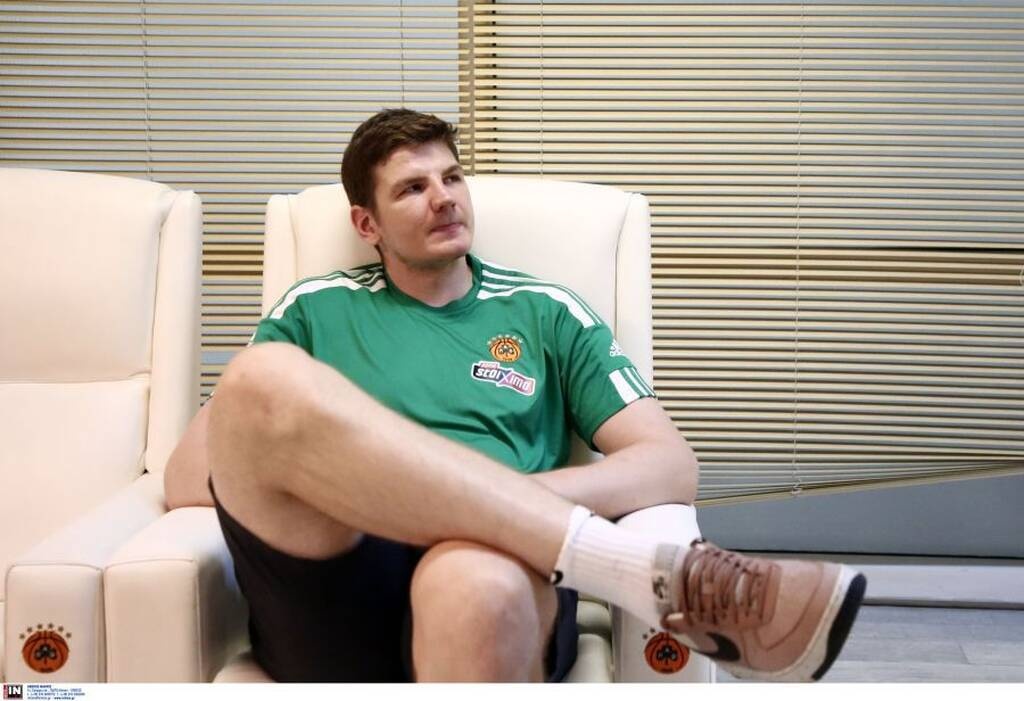 Παναθηναϊκóς ΟΠΑΠ: Ο Γκουντάιτις «μοίρασε» τα εισιτήρια διαρκείας στους «πράσινους» φίλους (photos)