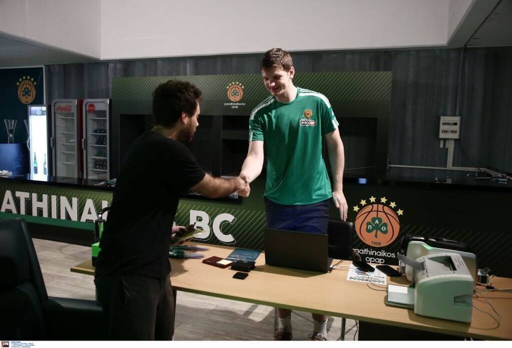 Παναθηναϊκóς ΟΠΑΠ: Ο Γκουντάιτις «μοίρασε» τα εισιτήρια διαρκείας στους «πράσινους» φίλους (photos)