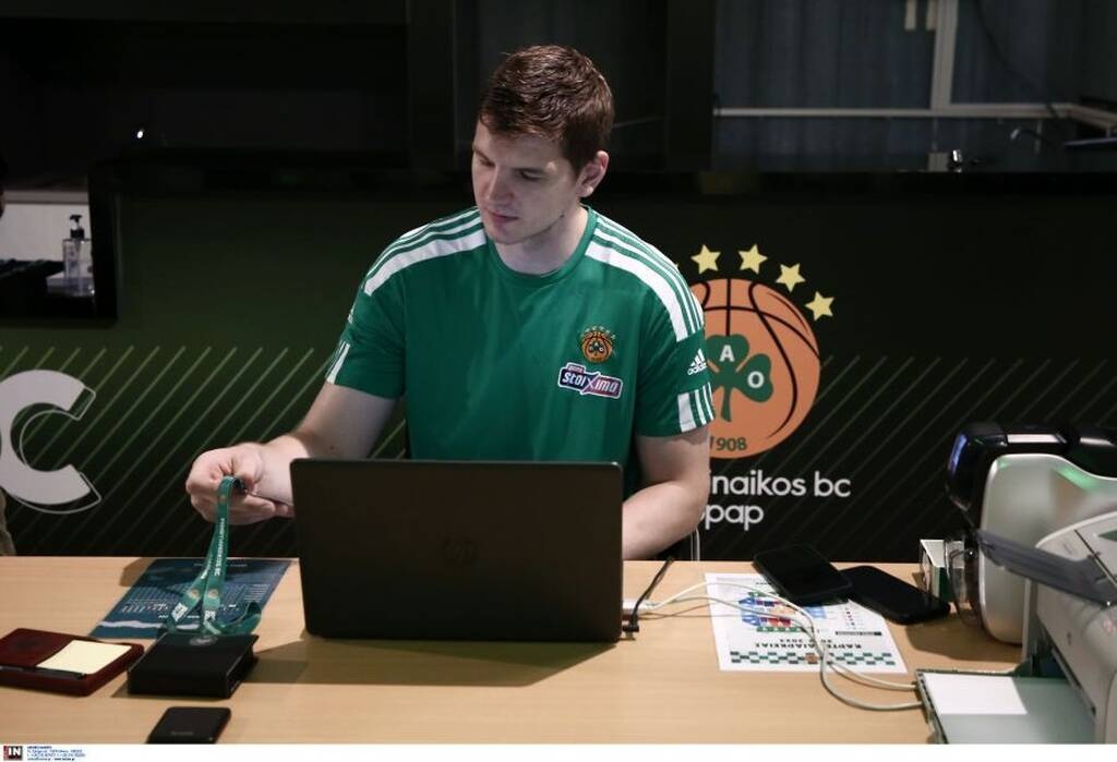 Παναθηναϊκóς ΟΠΑΠ: Ο Γκουντάιτις «μοίρασε» τα εισιτήρια διαρκείας στους «πράσινους» φίλους (photos)