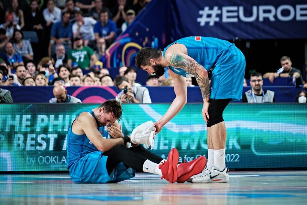 Eurobasket 2022: Μόνο έτσι σταματιέται ο Ντόντσιτς - Έφυγε αιμόφυρτος για τα αποδυτήρια (video)