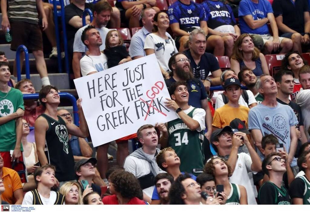 Eurobasket 2022: Με πανό και... βιβλία για τον Γιάννη στο γήπεδο (video+photos)