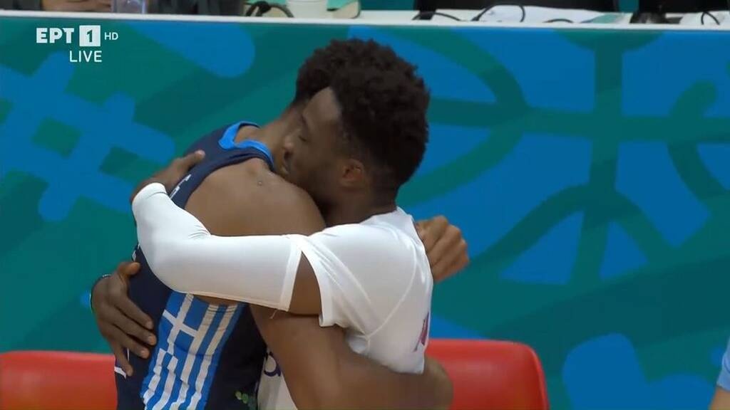 Eurobasket 2022: Η αγκαλιά Γιάννη και Θανάση Αντετοκούνμπο (video)