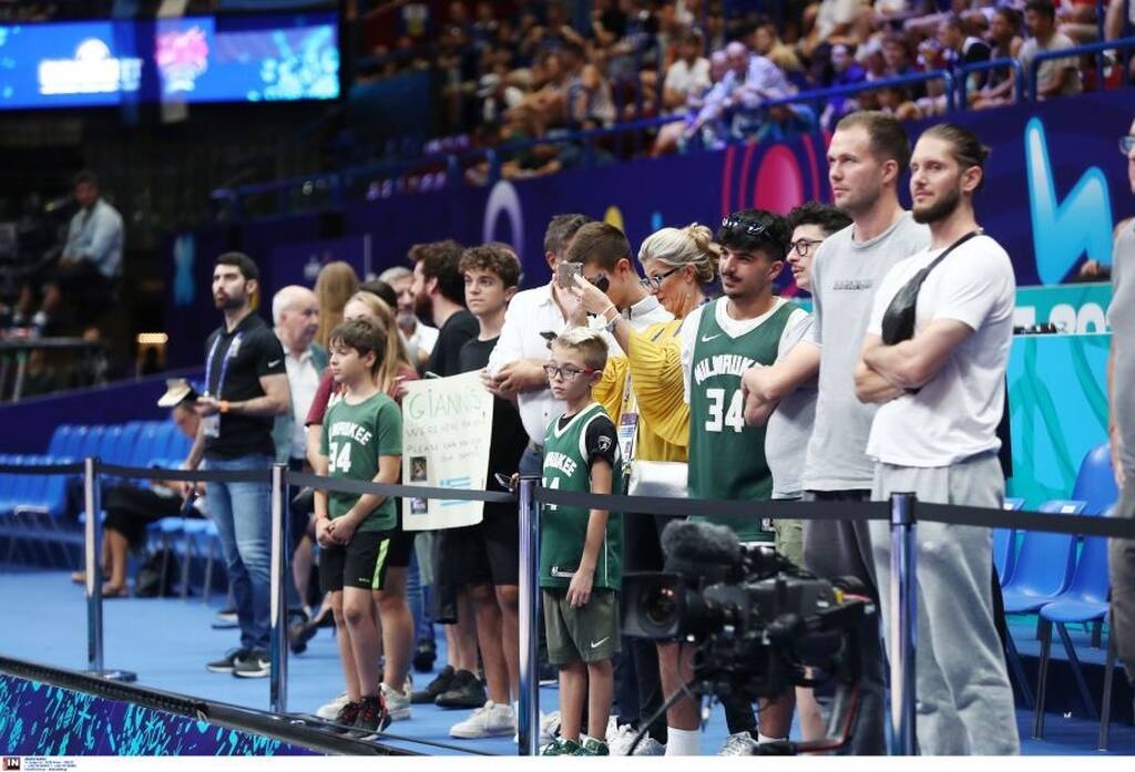 Eurobasket 2022: Με πανό και... βιβλία για τον Γιάννη στο γήπεδο (video+photos)