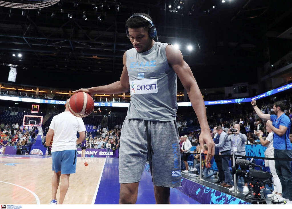 Eurobasket 2022: Δεν κρατιέται ο Γιάννης Αντετοκούνμπο - Στο παρκέ την ώρα του Ισπανία-Φινλανδία