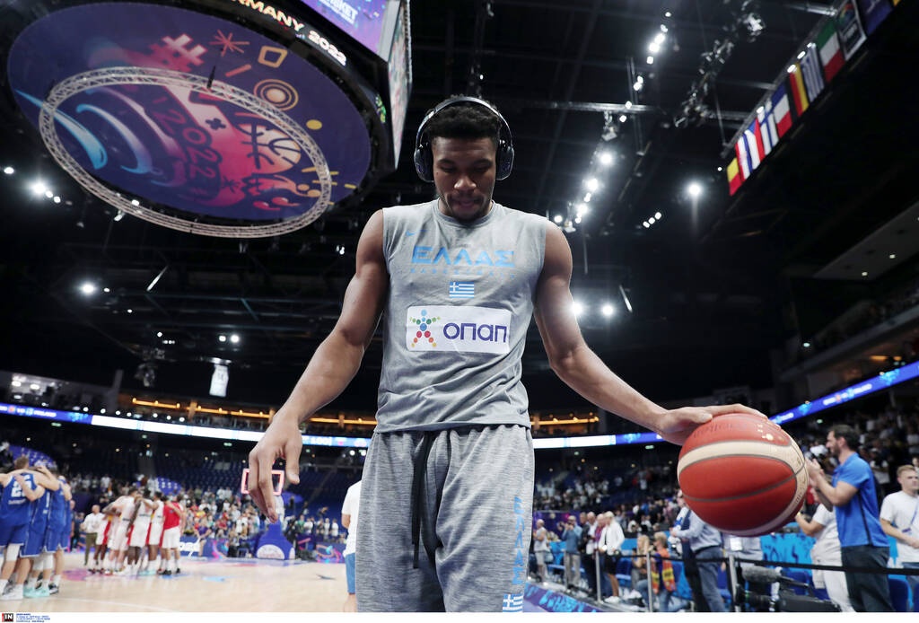 Eurobasket 2022: Δεν κρατιέται ο Γιάννης Αντετοκούνμπο - Στο παρκέ την ώρα του Ισπανία-Φινλανδία