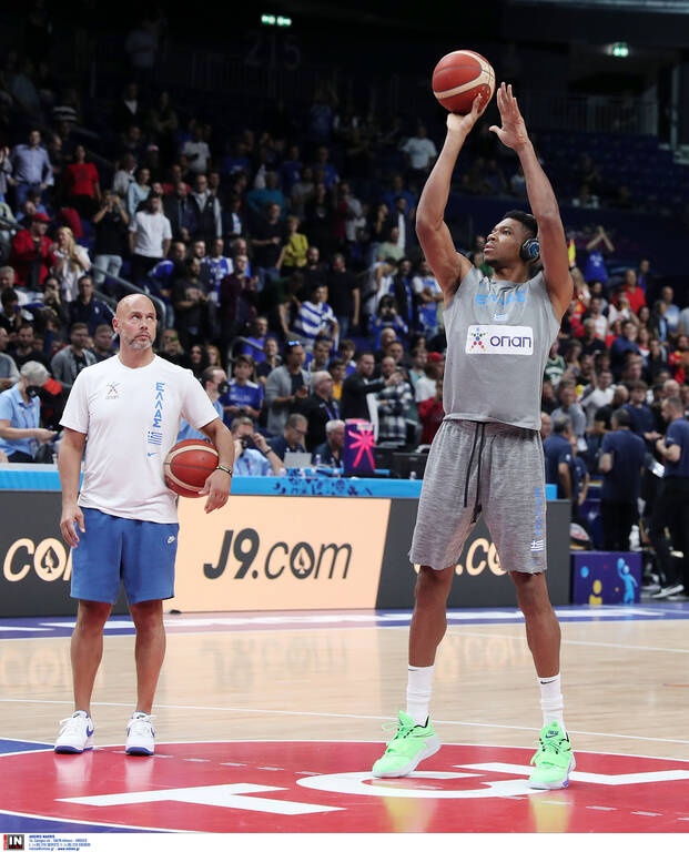 Eurobasket 2022: Δεν κρατιέται ο Γιάννης Αντετοκούνμπο - Στο παρκέ την ώρα του Ισπανία-Φινλανδία
