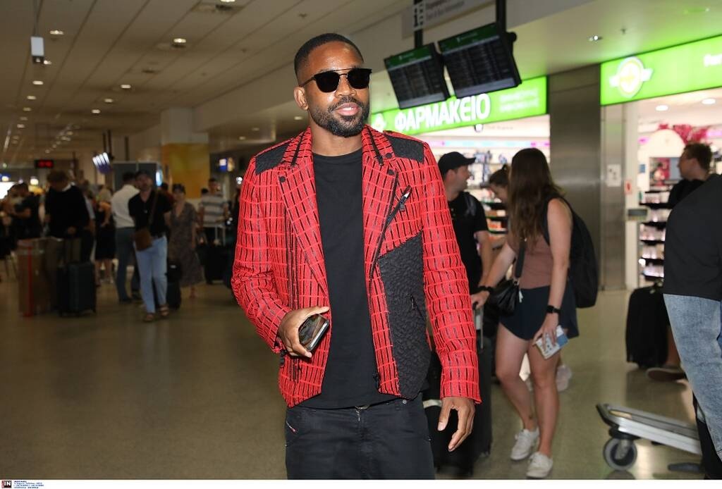 Ολυμπιακός: Έφτασε στην Αθήνα ο Μπακαμπού - Τελειώνει η μεταγραφή του (photos+video)