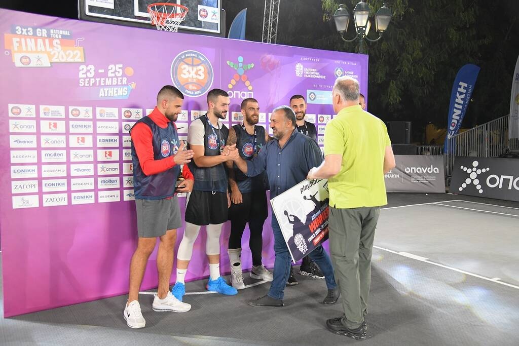 Ο επικεφαλής χορηγιών ΟΠΑΠ, Θανάσης Μπασδέκης, κάνει την απονομή στους νικητές της κατηγορίας MEN +18 Quest