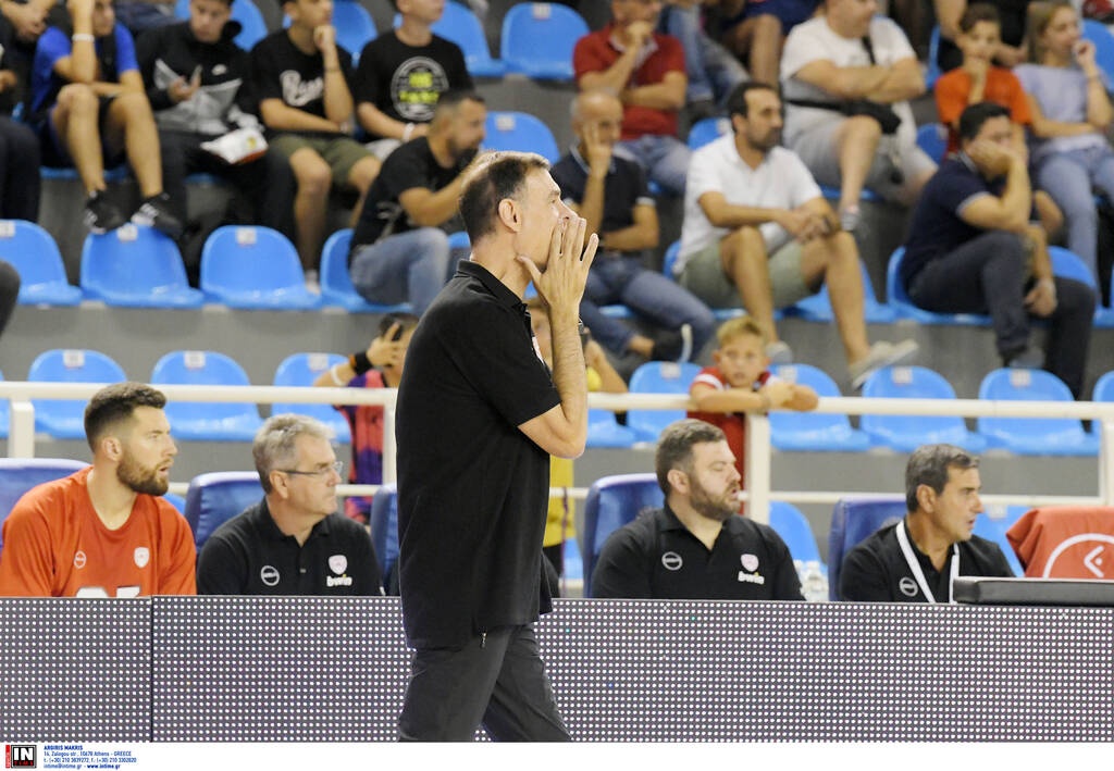Ολυμπιακός-Προμηθέας: Ένταση με Μπαρτζώκα και διαιτητές - Χρεώθηκε με τεχνική ποινή