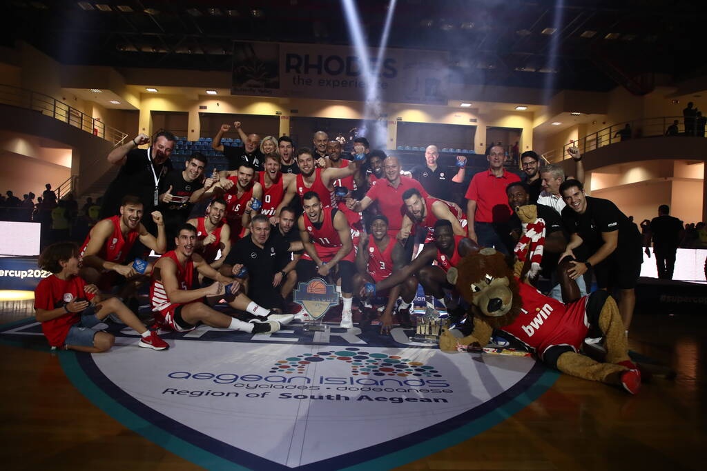 Παναθηναϊκός - Ολυμπιακός: Οι βραβεύσεις και η απονομή στους «ερυθρόλευκους» (videos)