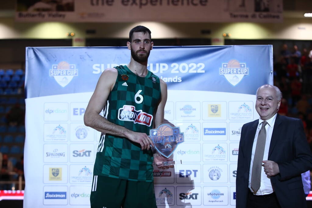 Παναθηναϊκός - Ολυμπιακός: Οι βραβεύσεις και η απονομή στους «ερυθρόλευκους» (videos)