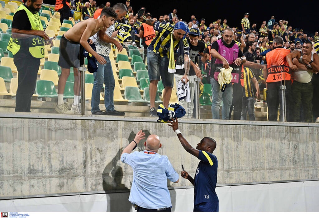 Europa League: Πανό των οπαδών της Φενέρ για ειρήνη - «Ειρωνεία», απάντησαν οι Κύπριοι! (photos)