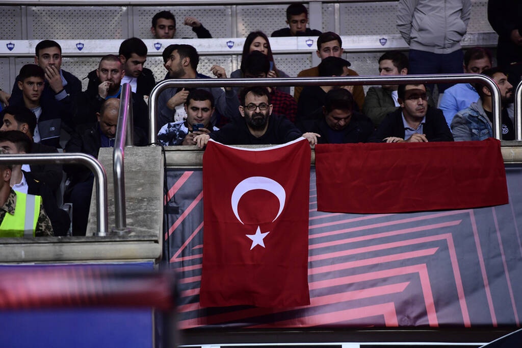 Καραμπάχ-Ολυμπιακός: Τουρκικές σημαίες στις εξέδρες οι Αζέροι (photos)