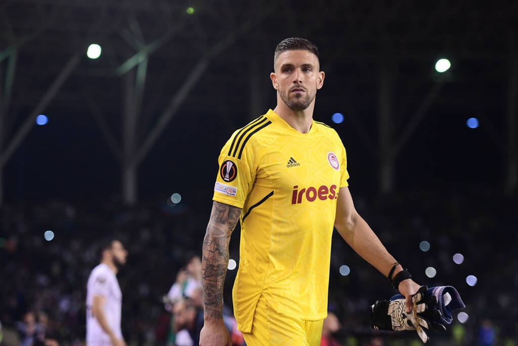 Καραμπάχ-Ολυμπιακός: Τουρκικές σημαίες στις εξέδρες οι Αζέροι (photos)