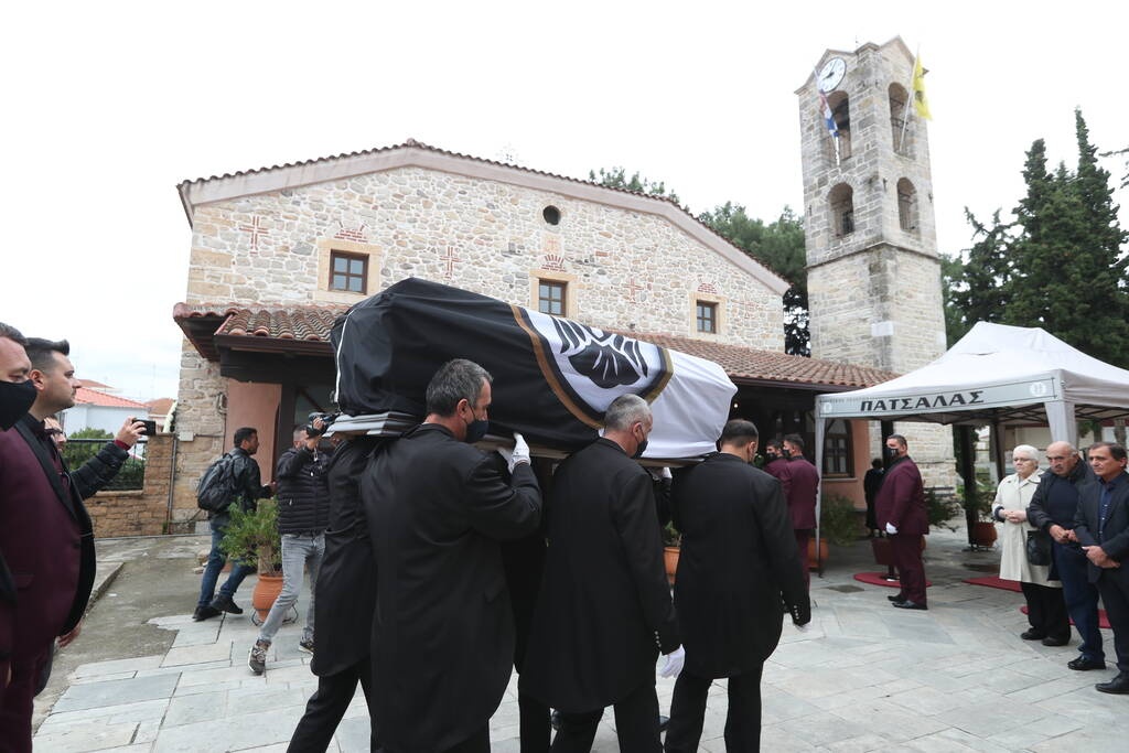 To «ύστατο χαίρε» στον Σταύρο Σαράφη - Με την σημαία του ΠΑΟΚ το φέρετρο του (photos)