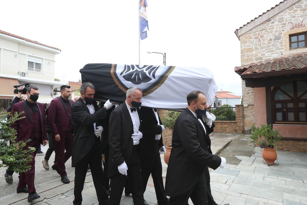 To «ύστατο χαίρε» στον Σταύρο Σαράφη - Με την σημαία του ΠΑΟΚ το φέρετρο του (photos)