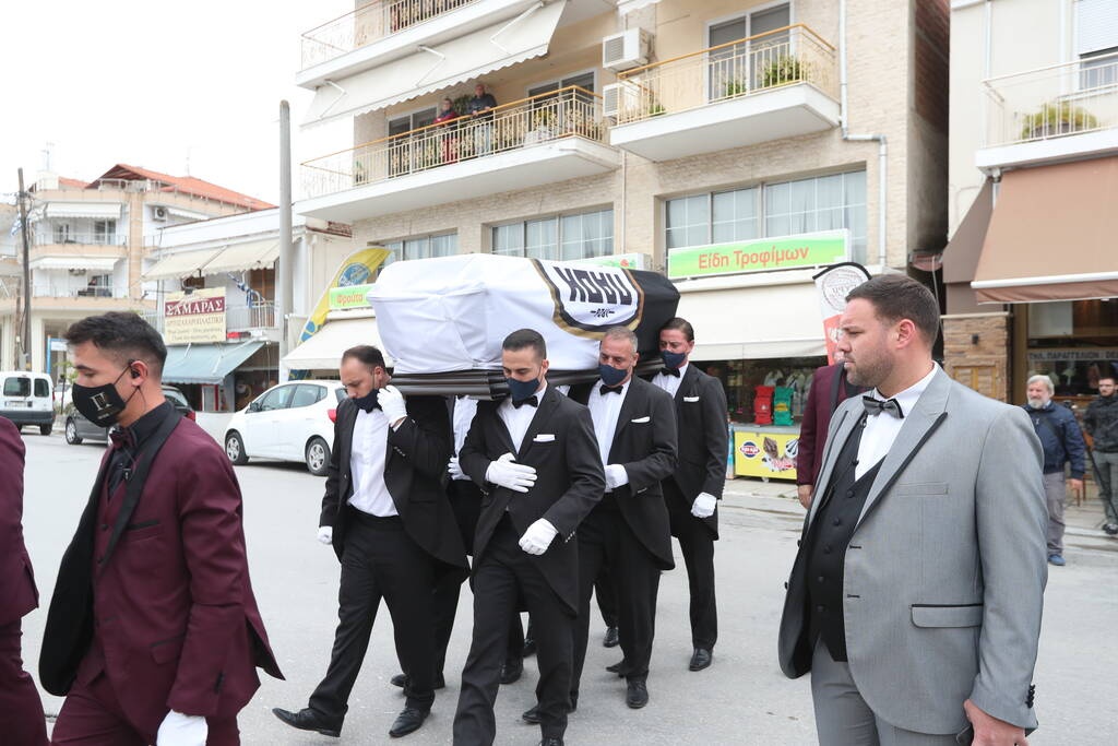 To «ύστατο χαίρε» στον Σταύρο Σαράφη - Με την σημαία του ΠΑΟΚ το φέρετρο του (photos)