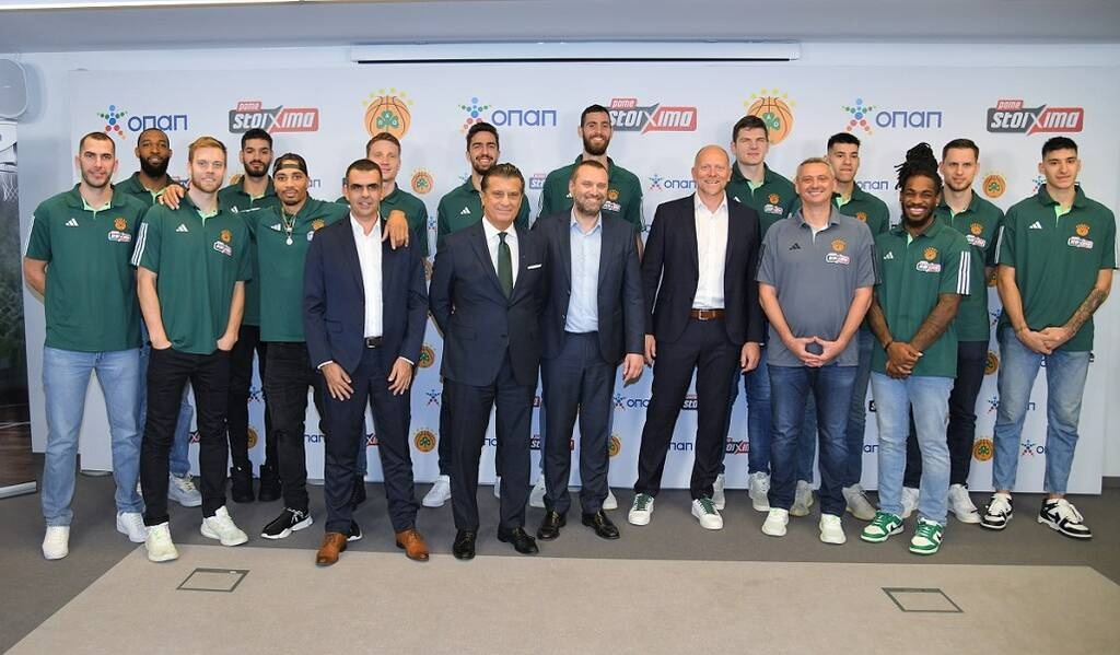 Φώτης Ζησιμόπουλος, Chief Product Officer ΟΠΑΠ, Βασίλης Παρθενόπουλος, Πρόεδρος ΚΑΕ Παναθηναϊκός, Γιάννης Ρόκκας, Chief Marketing Officer ΟΠΑΠ, Γιαν Κάρας, Διευθύνων Σύμβουλος ΟΠΑΠ, Ντέγιαν Ράντονιτς, Προπονητής ΚΑΕ Παναθηναϊκός, με την ομάδα της ΚΑΕ